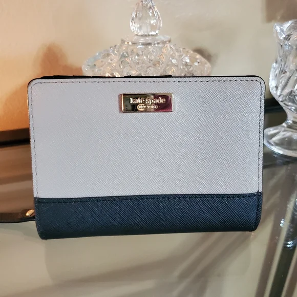 Kate Spade wallet - Picture 1 of 10